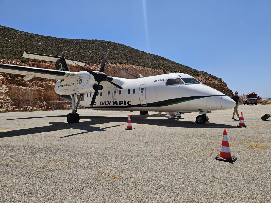 Dash 8-100 à l'aéroport de Kateslorizo