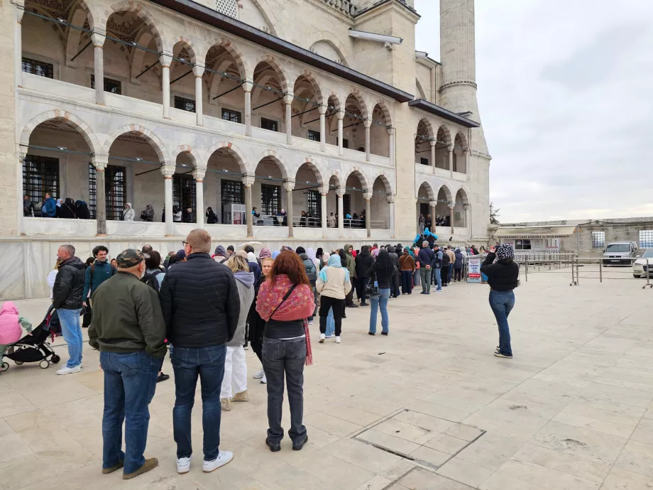 File d'attente pour entrer dans la Mosquée bleue