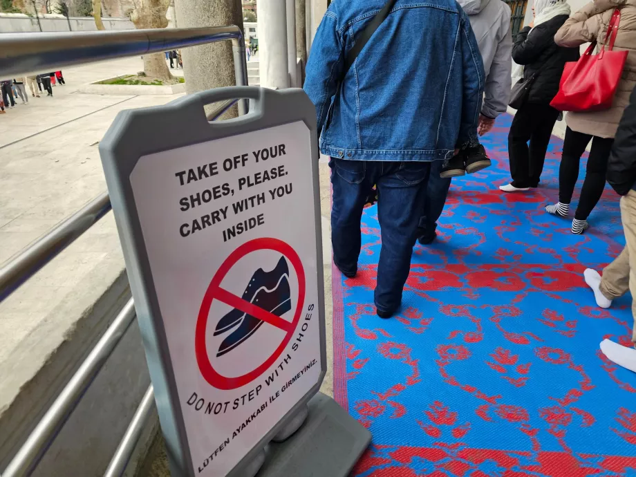 Mosquée bleue, informations sur le déchaussement