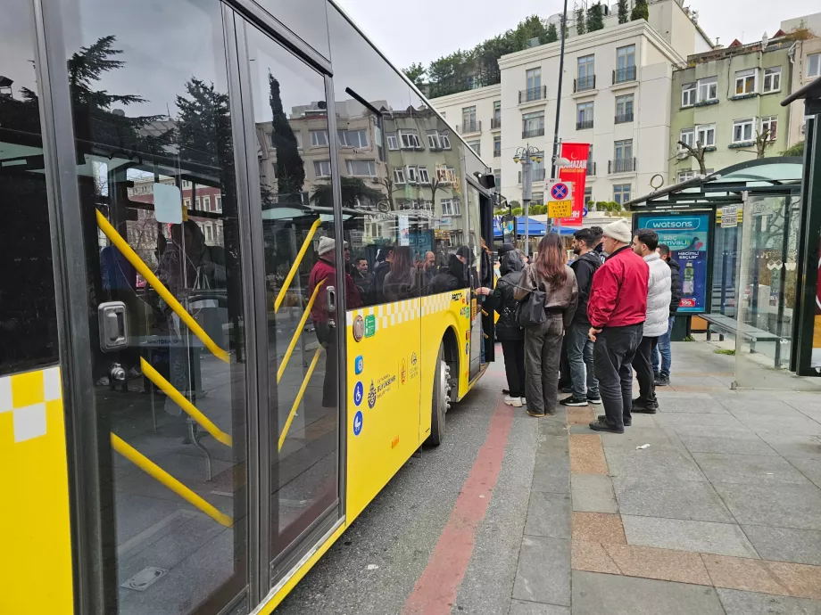 Embarquement par la porte avant uniquement