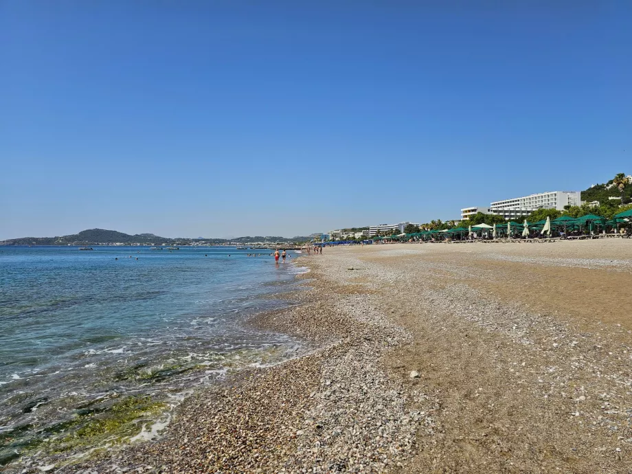 Plage principale de Faliraki à la périphérie de la ville
