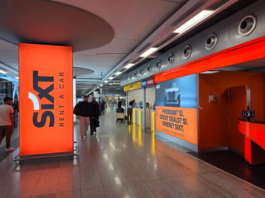 Quelques comptoirs de location de voitures dans le terminal A