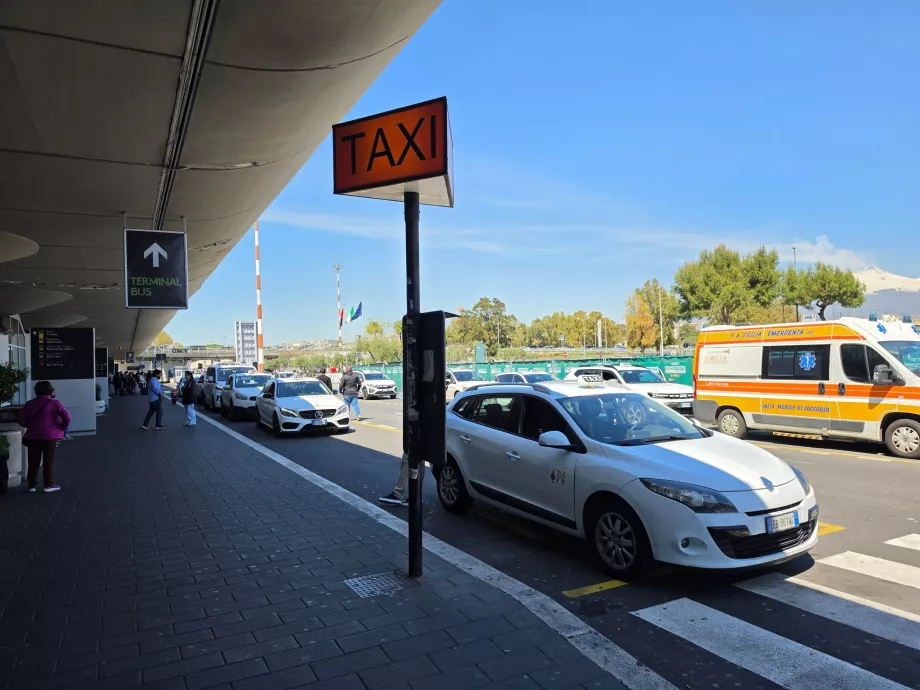 Station de taxis devant le terminal