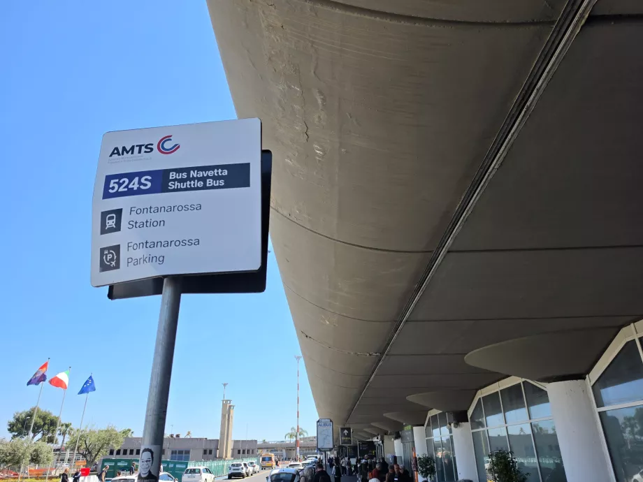 Les navettes s'arrêtent en direction de la gare ferroviaire.
