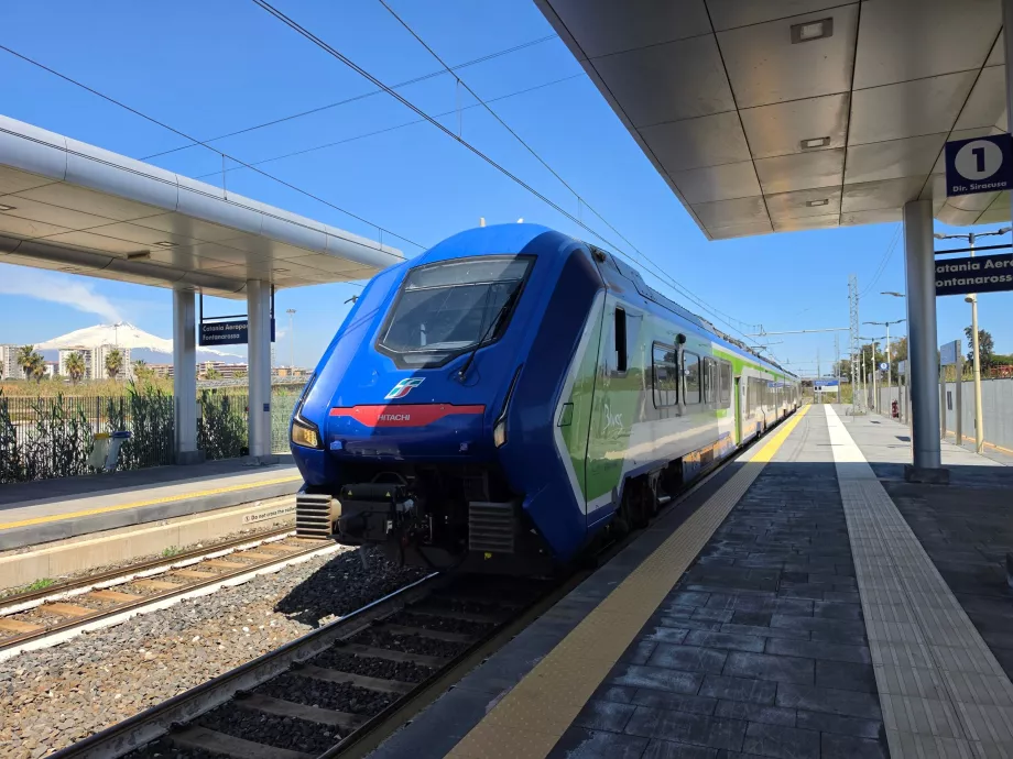 Train Trenitalia à la gare près de l'aéroport