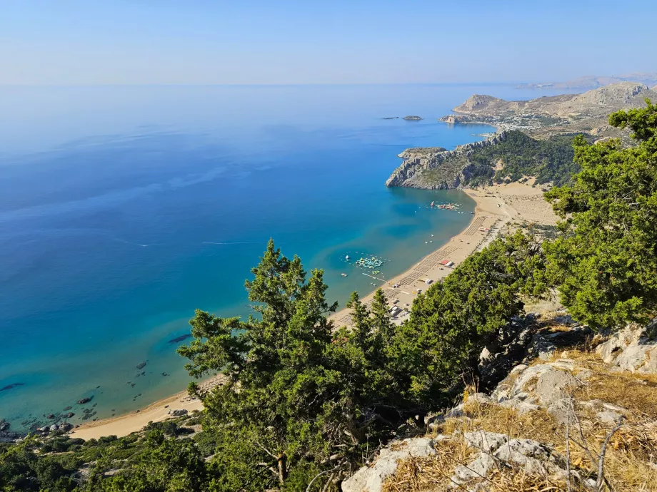 Vue du couvent de Notre-Dame sur la plage de Tsambika