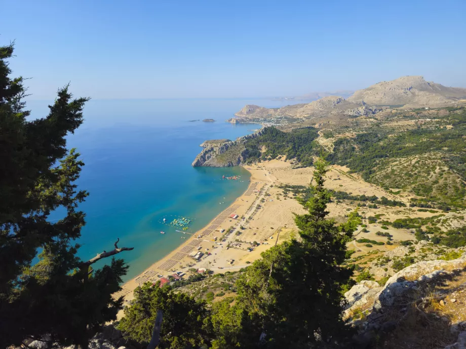 Vue du couvent de Notre-Dame sur la plage de Tsambika