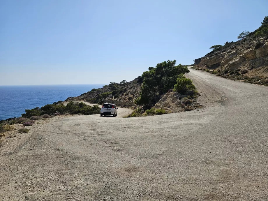 Route vers la plage de Fourni