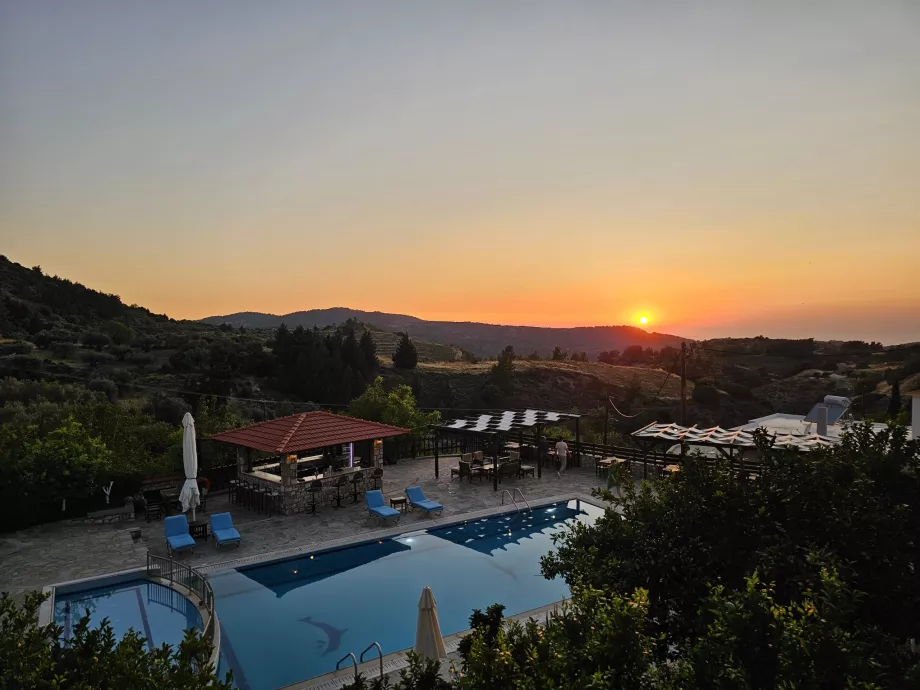 Coucher de soleil, le village d'Empona