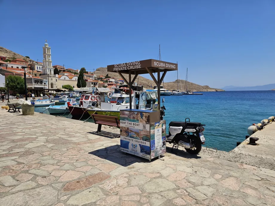 Offres d'excursions, port de Chalki