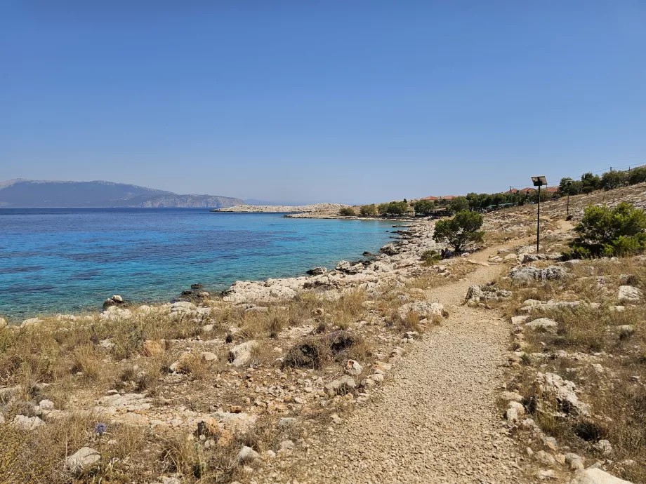 La route vers la plage de Ftenagia