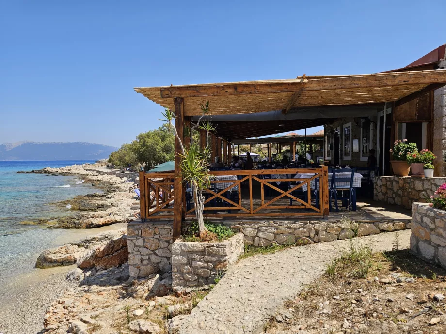 Restaurant à la plage de Ftenagia