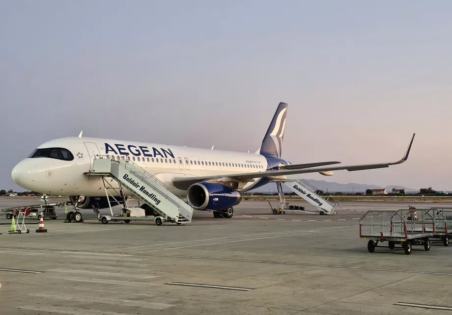 Airbus A320 à l'aéroport de Rhodes