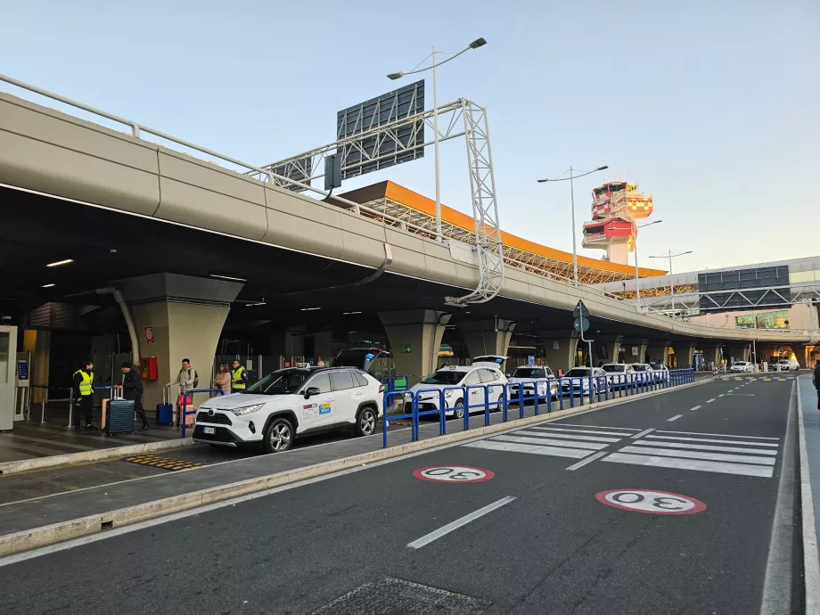 Station de taxis située juste en face du terminal