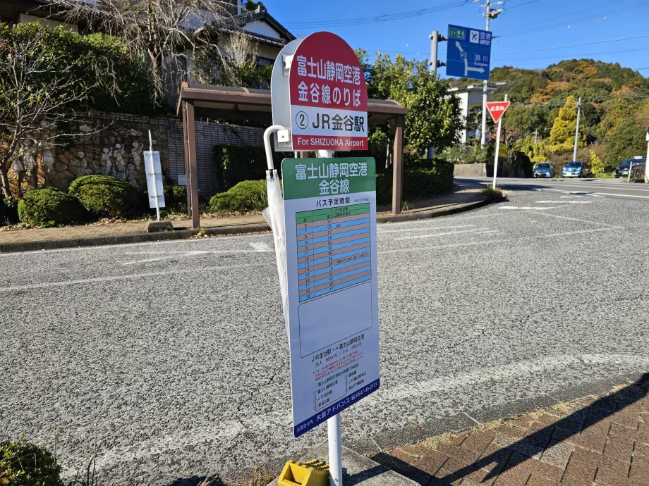 Arrêt de bus près du train