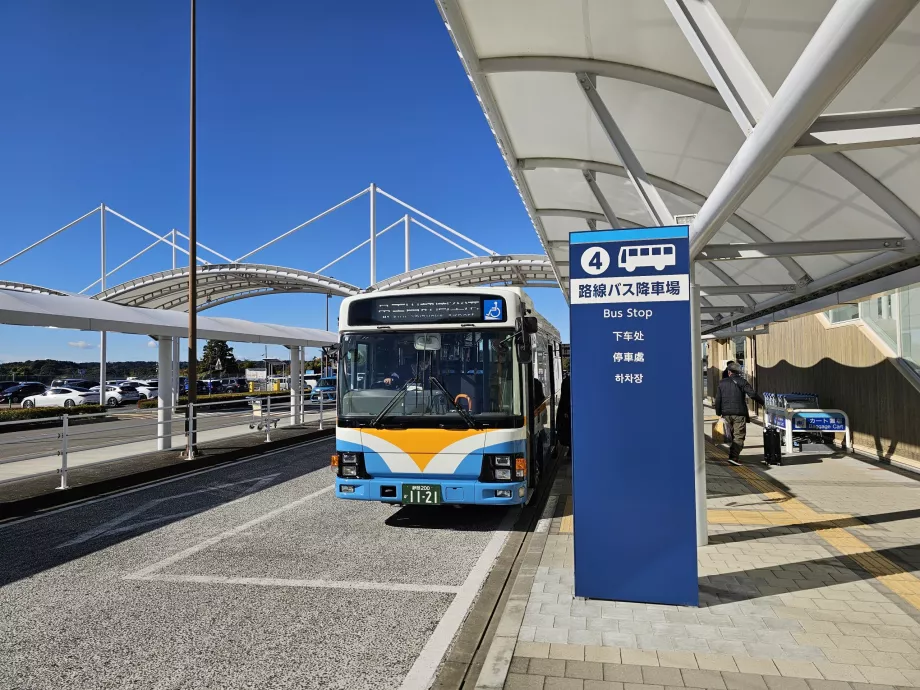 Arrêt de bus devant le terminal