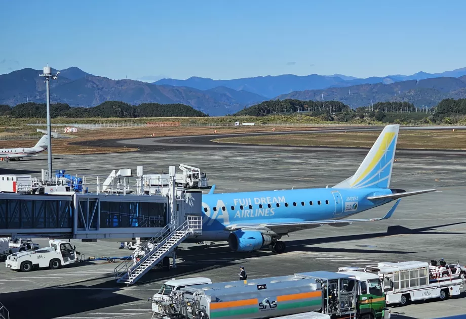 Avion bleu de Fuji Dream Airlines