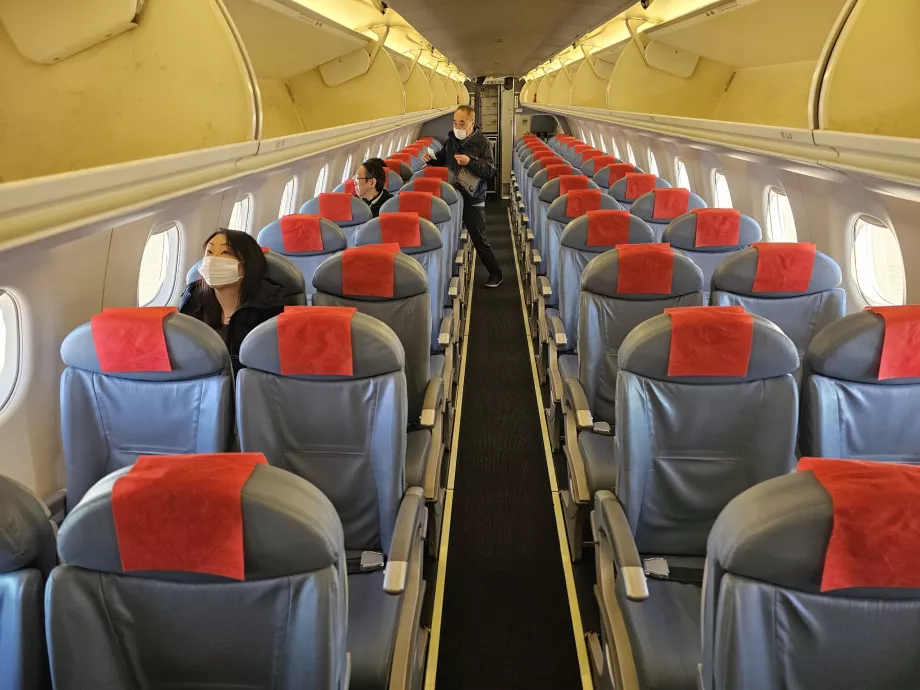 Intérieur de l'Embraer 170, Fuji Dream Airlines