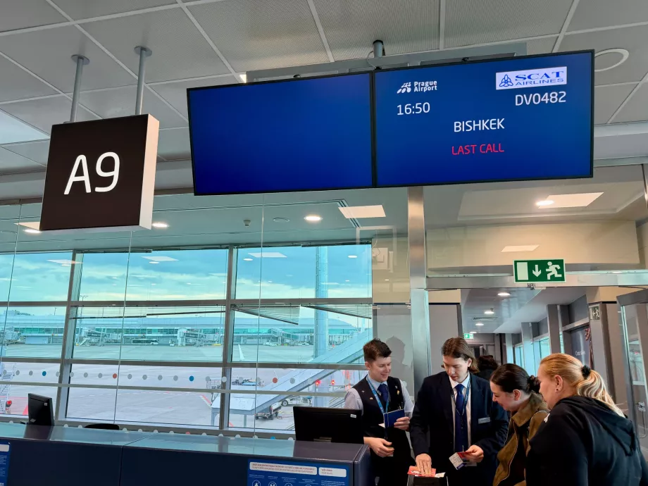Embarquement pour le vol vers Sanya via Bishkek