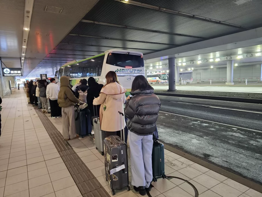 File d'attente des bus devant le terminal international