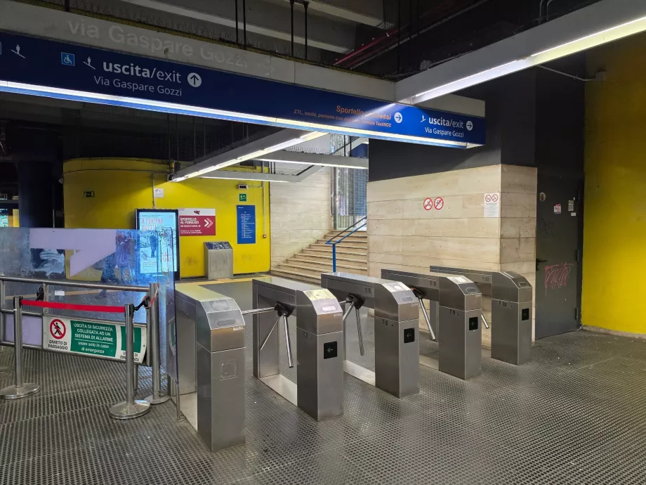 Sortie de la station de métro