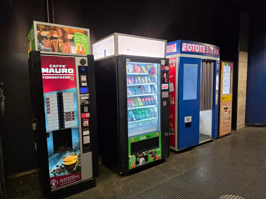 Distributeurs de snacks et photos dans les stations de métro