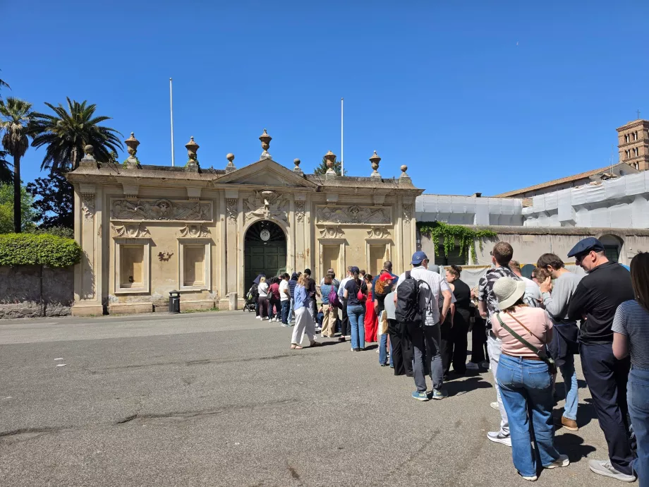 Aventine trou de serrure queue