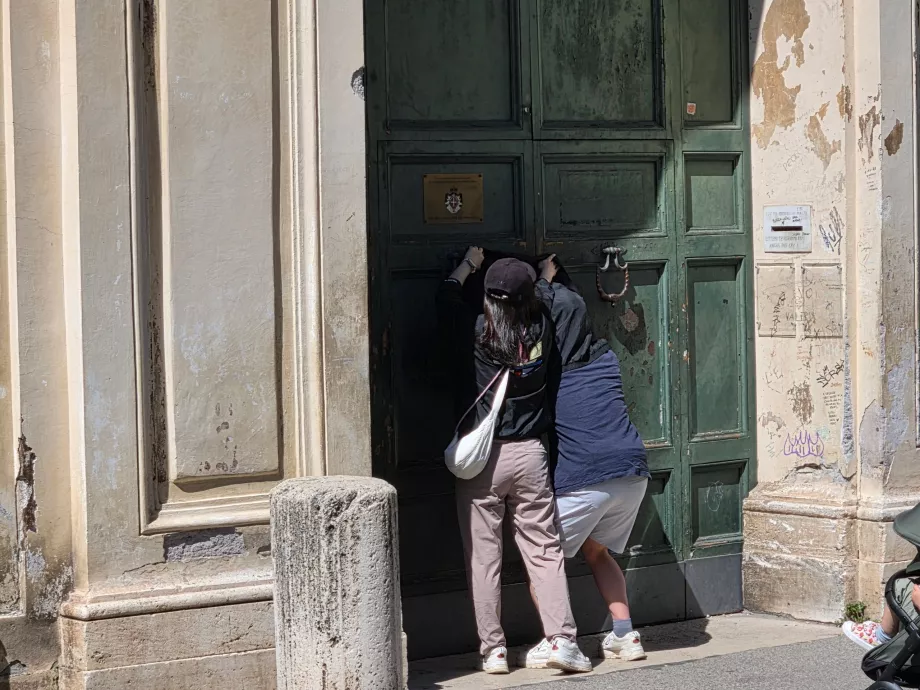 Aventine trou de serrure queue
