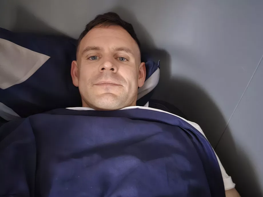 Christopher est allongé dans son lit