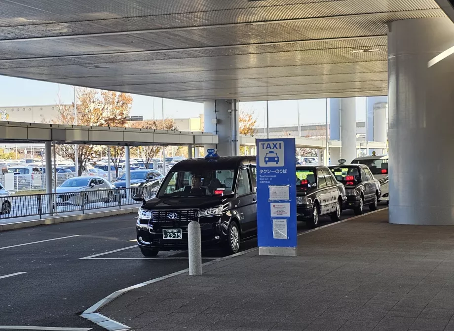 Station de taxis devant le terminal 1