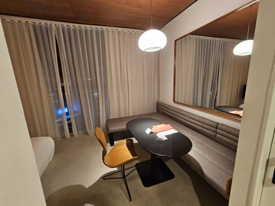 Chambre, table et canapés