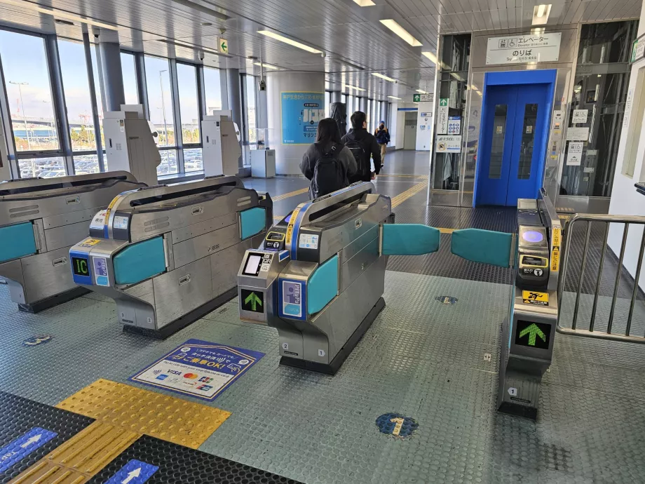 Tourniquets à l'entrée du quai