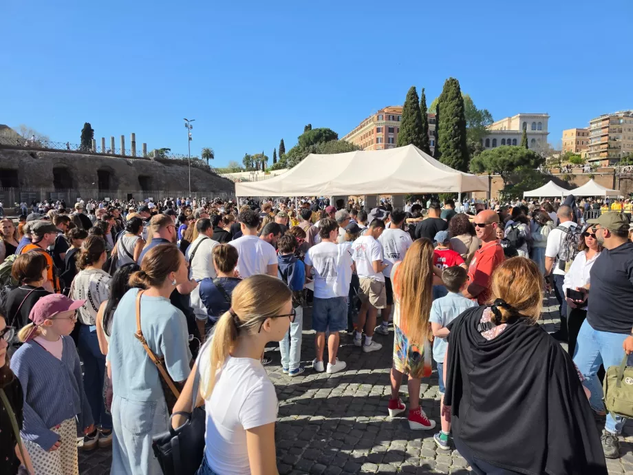 Foule attendant d'entrer dans le Colisée