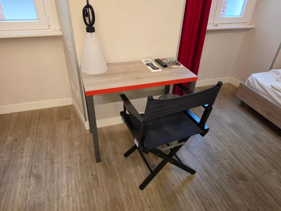 Bureau dans la chambre