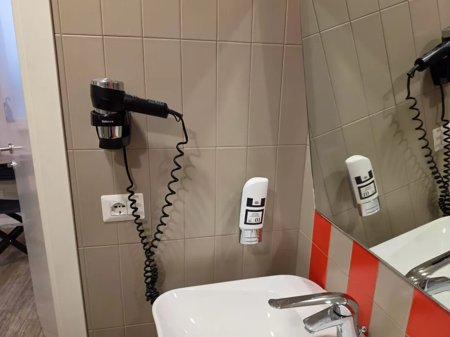 Sèche-cheveux dans la salle de bains