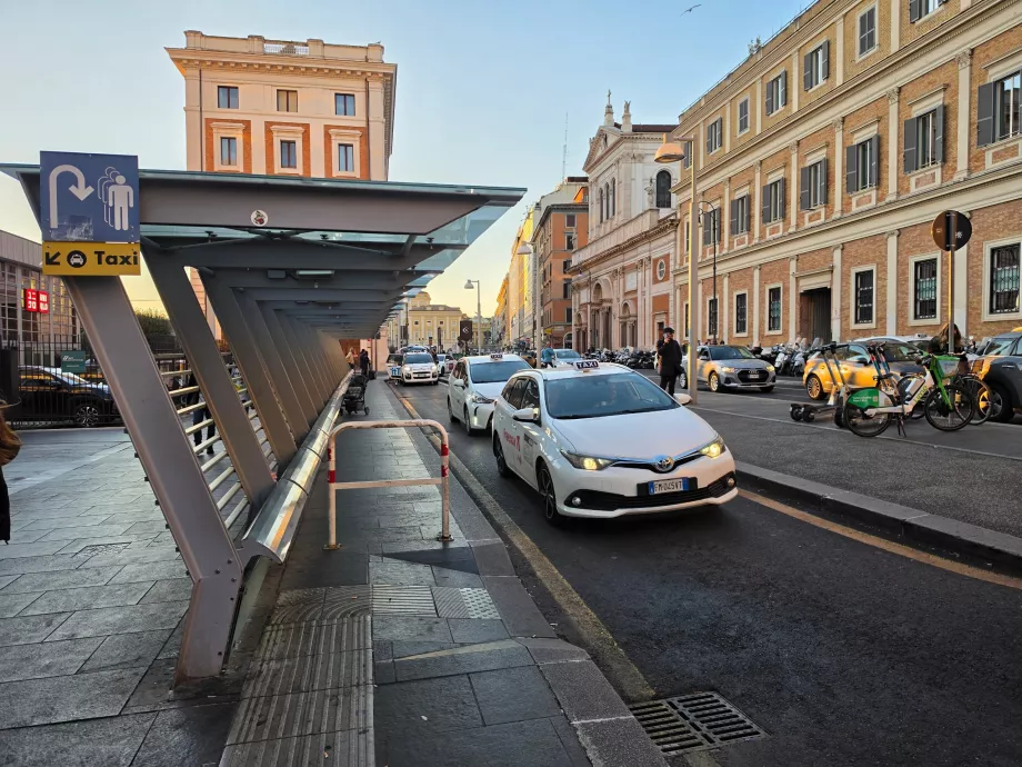 Station de taxis devant la gare Roma Termini