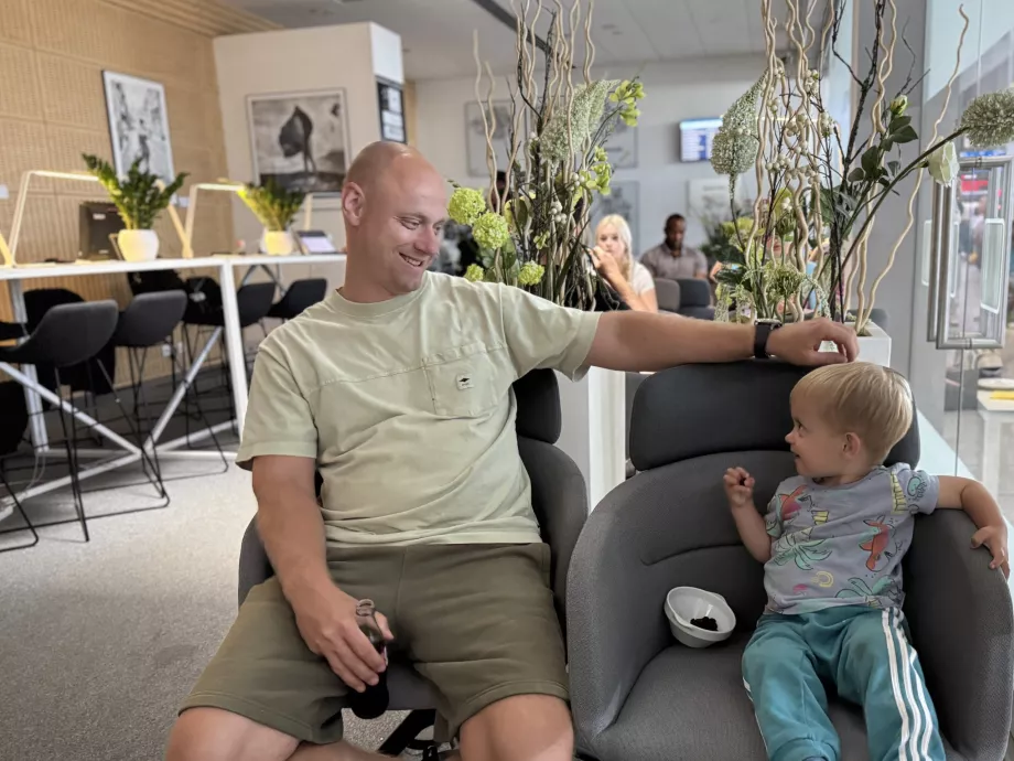 Moi et mon fils dans le salon