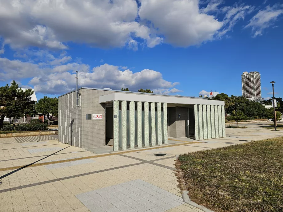 Toilettes gratuites à Suma Beach