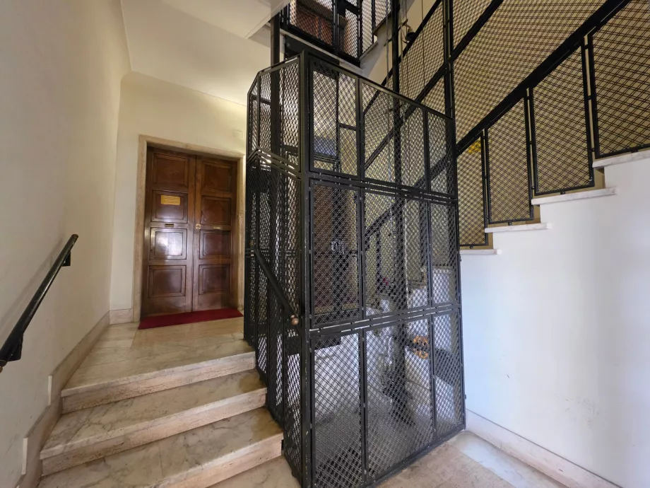 L'hôtel Domus Giulia est situé au 1er étage.