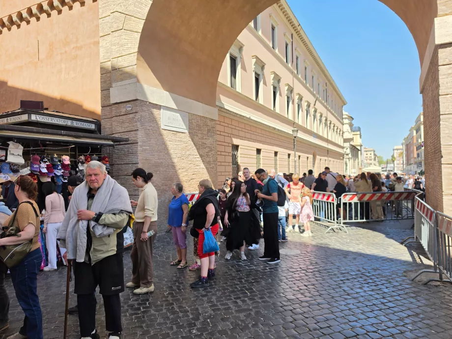 Queue vers la basilique Saint-Pierre (avec réservation)
