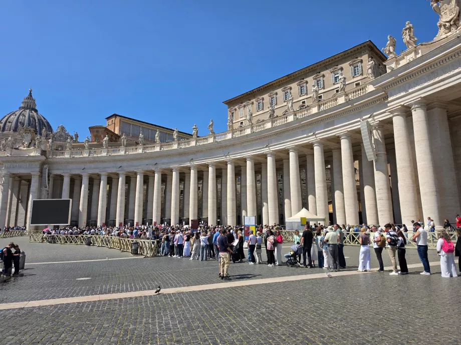 File d'attente pour la basilique Saint-Pierre (sans réservation)