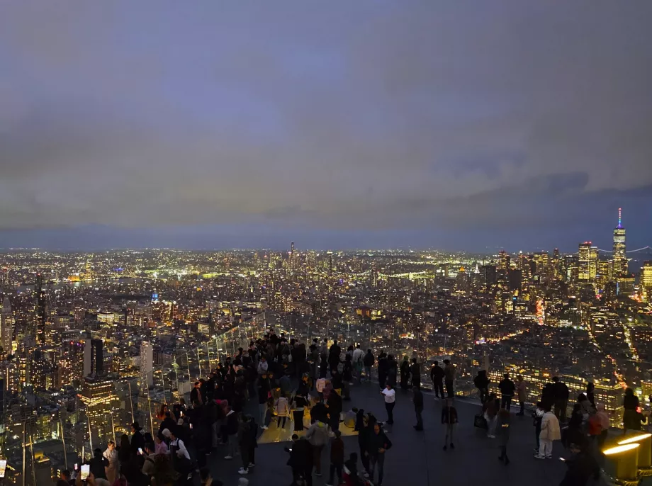 Le belvédère "The Edge" de nuit