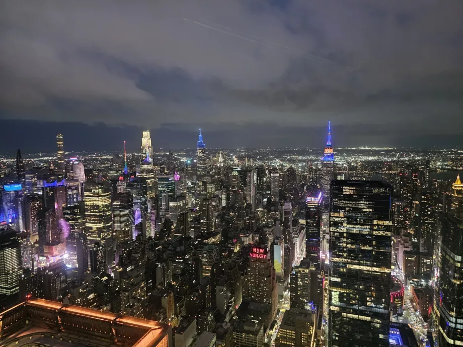 Le belvédère "The Edge" de nuit