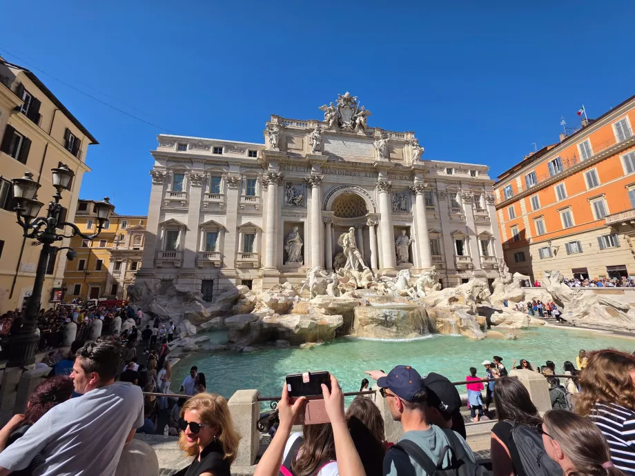 La foule devant la fontaine de Trevi