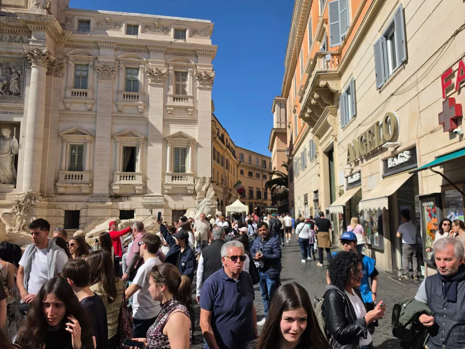 File d'attente pour la partie payante de la fontaine de Trevi