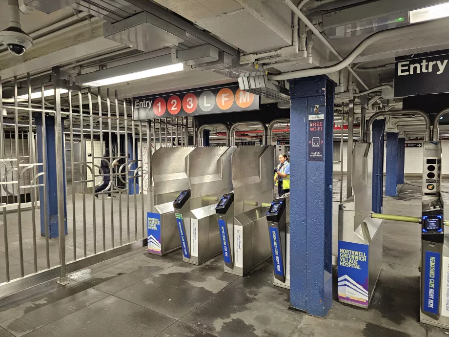 Entrée dans le métro par les tourniquets