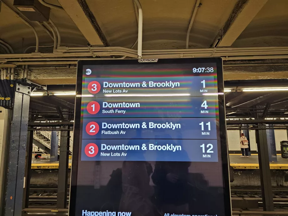Panneaux d'information sur les départs de métro