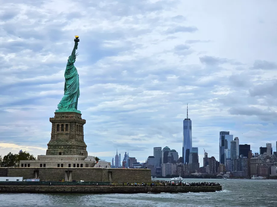 Statue de la Liberté et Manhattan en arrière-plan