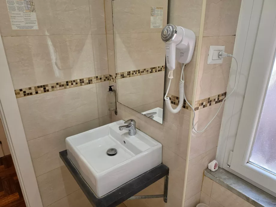 Lavabo avec sèche-cheveux