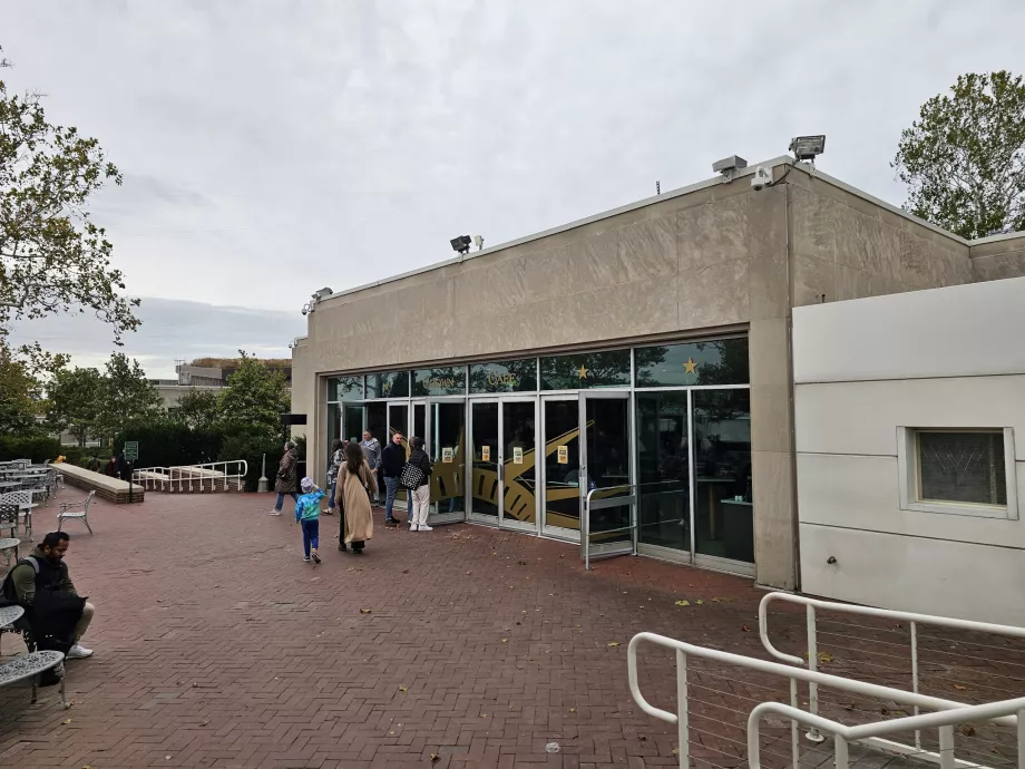 Cafés au musée et à la jetée